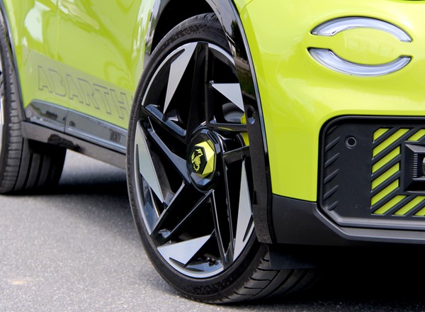 280-konny Abarth 600e jest produkowany w Polsce. Potrafi zaskoczyć dźwiękiem