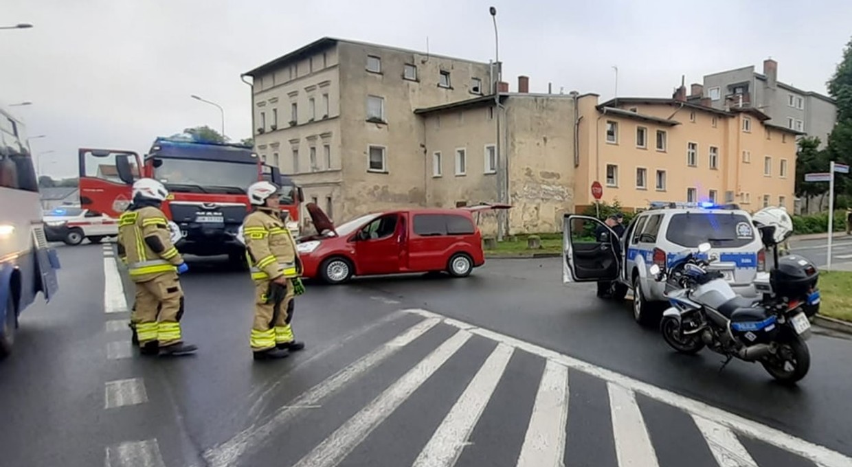 Kierowca zdążył krzyknąć. Nagle autobus zaczął się staczać