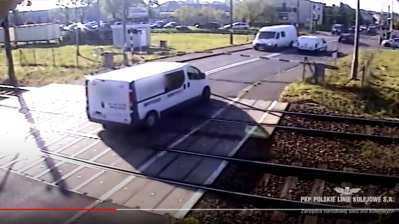 Wjechał na przejazd przy opadających rogatkach