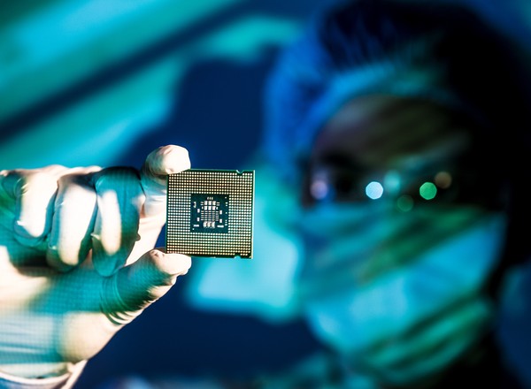 Intel chce złagodzić niedobory półprzewodników. Zainwestuje miliardy euro