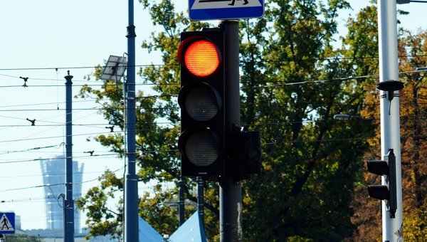 Nowe czwarte światło na drogach. Ma usprawnić ruch
