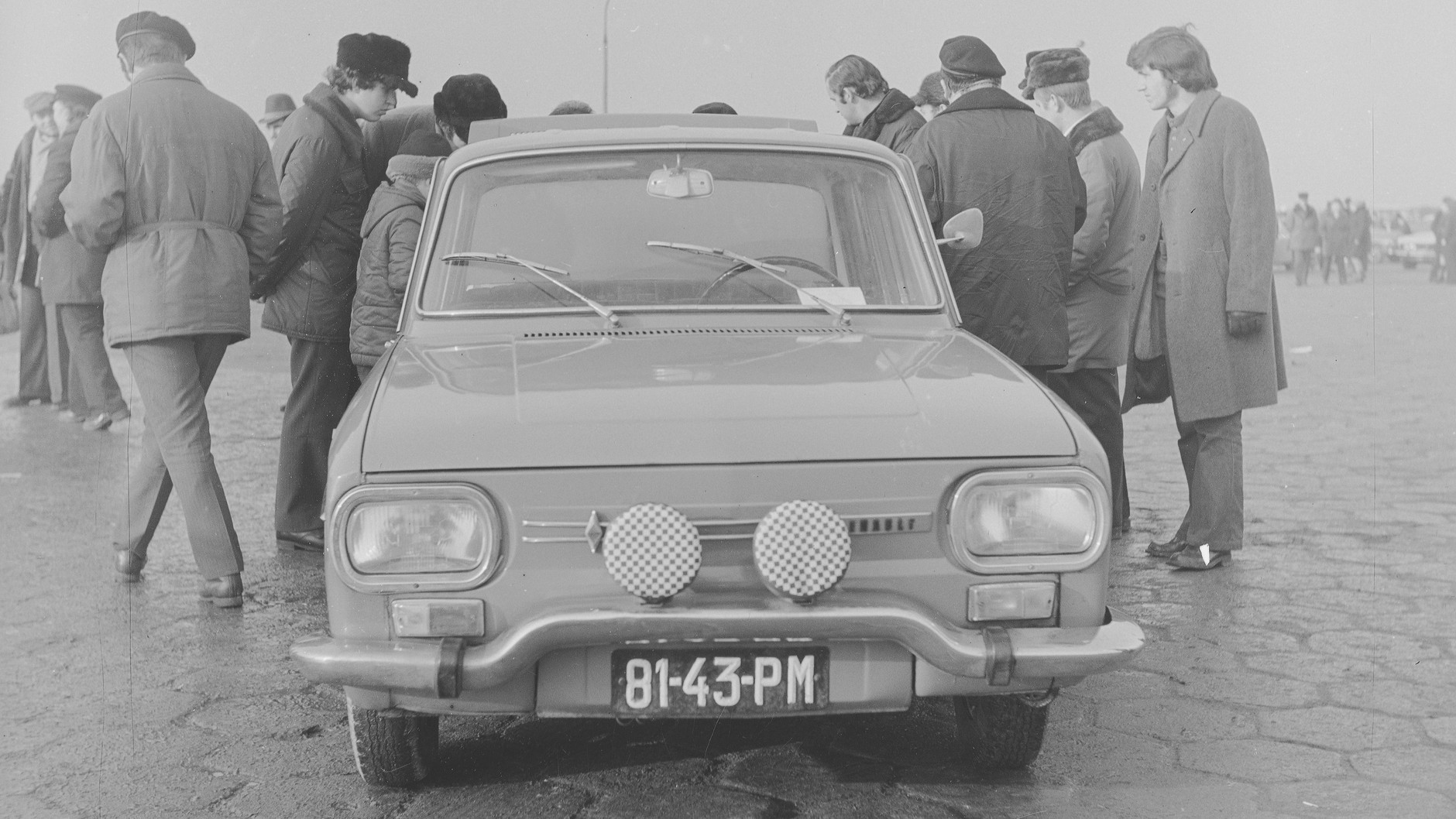 Renault 10 na giełdzie samochodowej na warszawskim Okęciu (1974 r.)