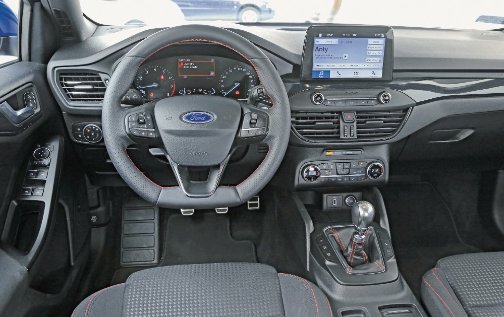 Typowo fordowski kokpit łączy funkcje dotykowe z tradycyjną obsługą za pomocą przycisków i pokręteł