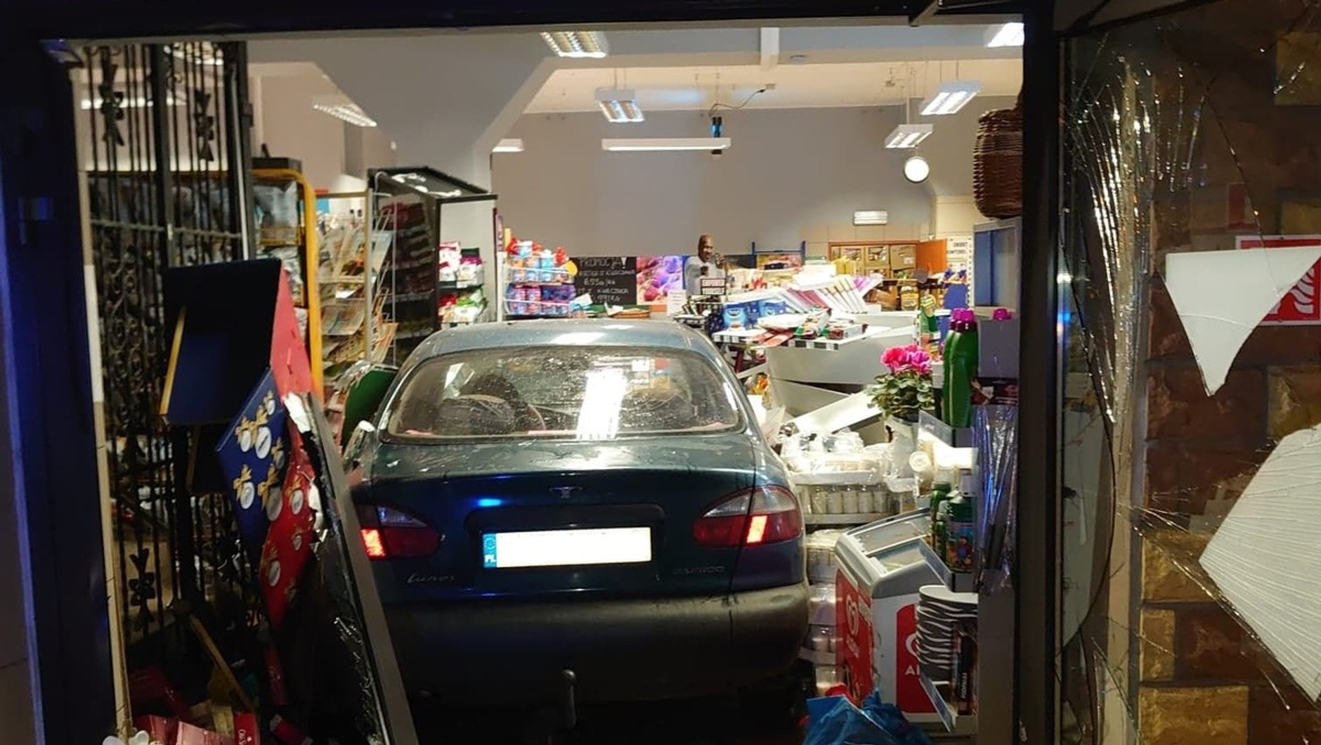 Daewoo Lanos "na zakupach" w sklepie w Borku Strzelińskim