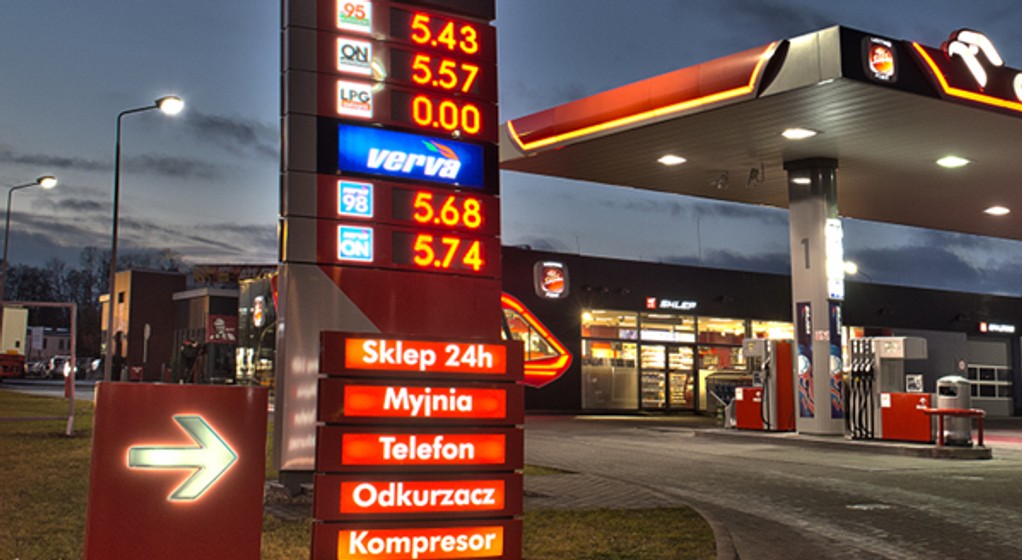 Totem z cenami za litr danego paliwa jeszcze trochę z nami zostanie