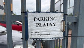 Absurdalny cennik parkowania przy drodze publicznej w Warszawie