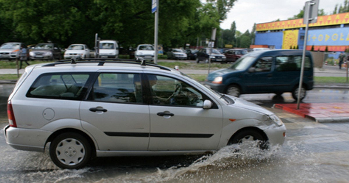 Groźna kałuża - uważaj na nią na drodze