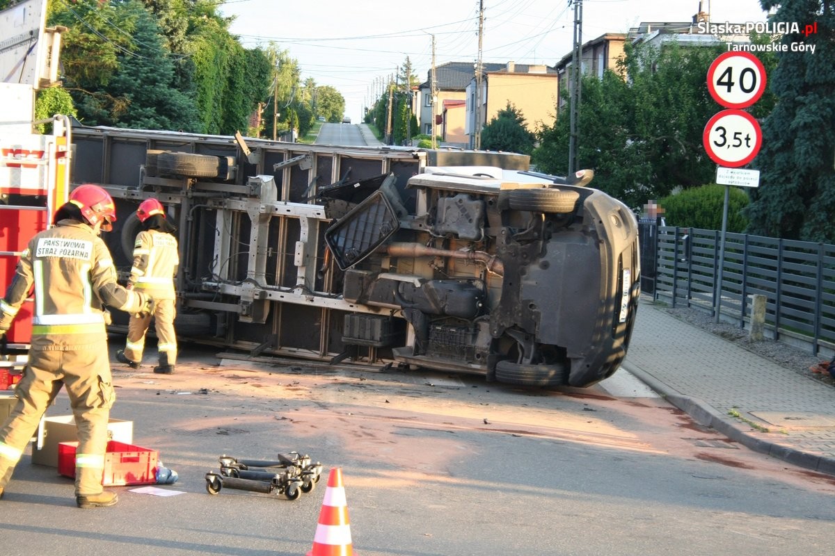 Osobówka zderzyła się z dostawczakiem. Ten wylądował na boku