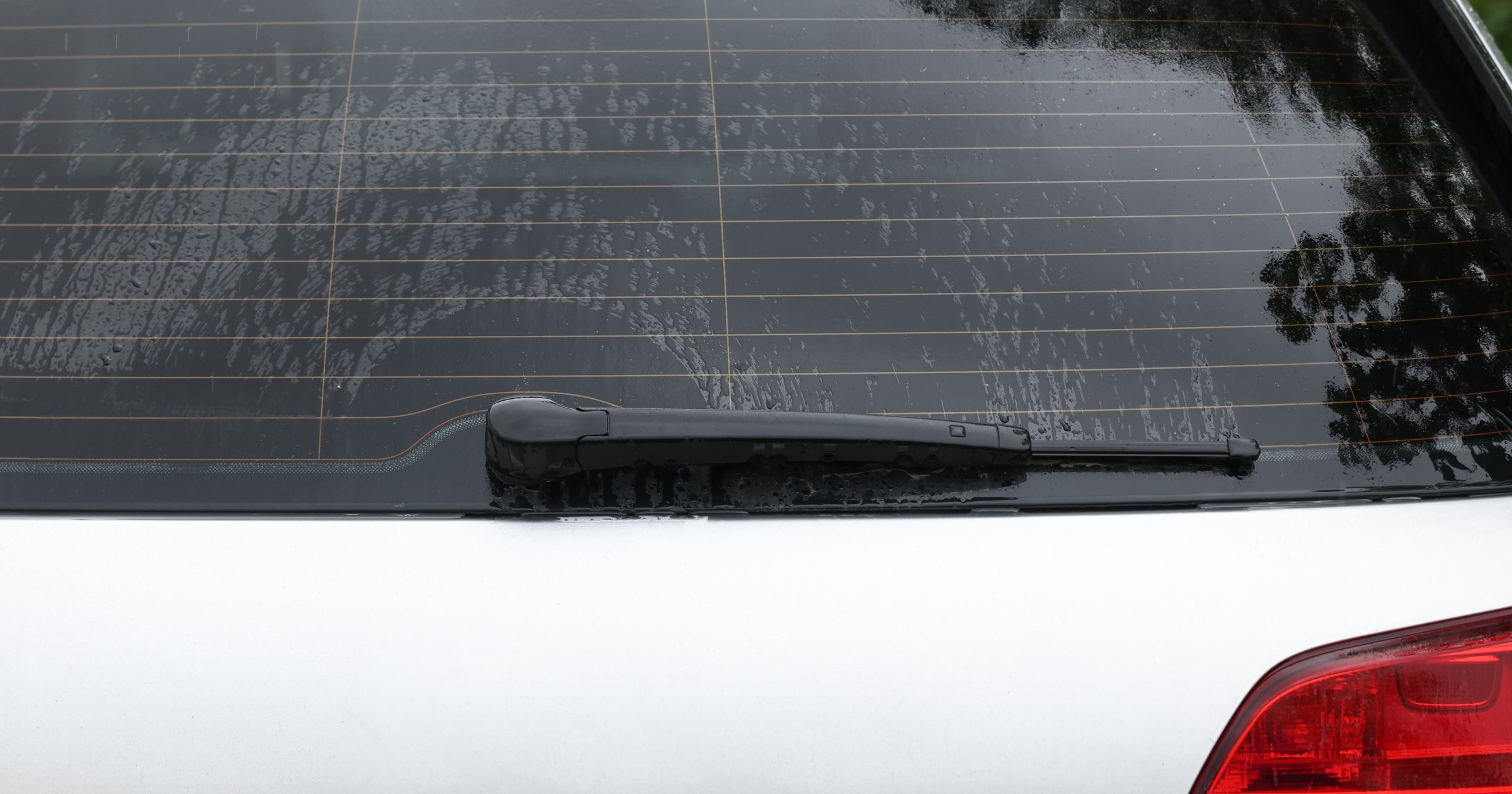 Cienkie poziome linie na tylnej szybie samochodu stanowią system ogrzewania (zdj. ilustracyjne)
