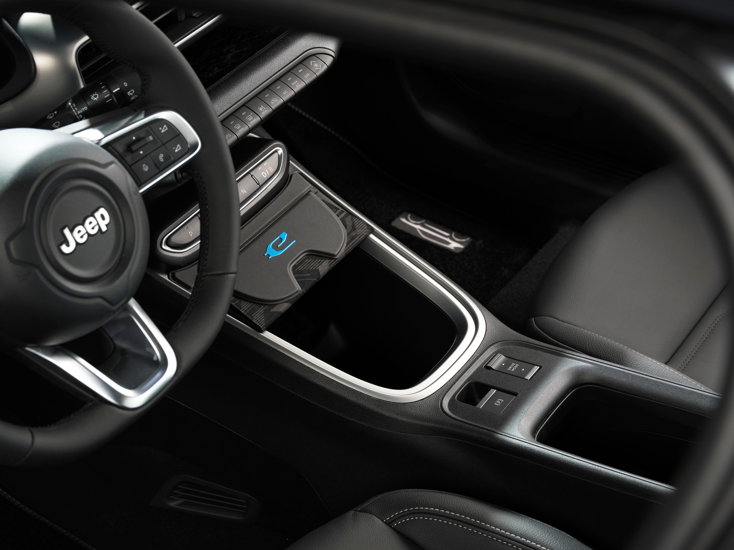 Projekt wnętrza Avengera został zainspirowany historią marki Jeep, a w szczególności Jeepem Wranglerem. Pod przyciskami automatycznej skrzyni biegów znajduje się schowek ze składaną pokrywą magnetyczną.