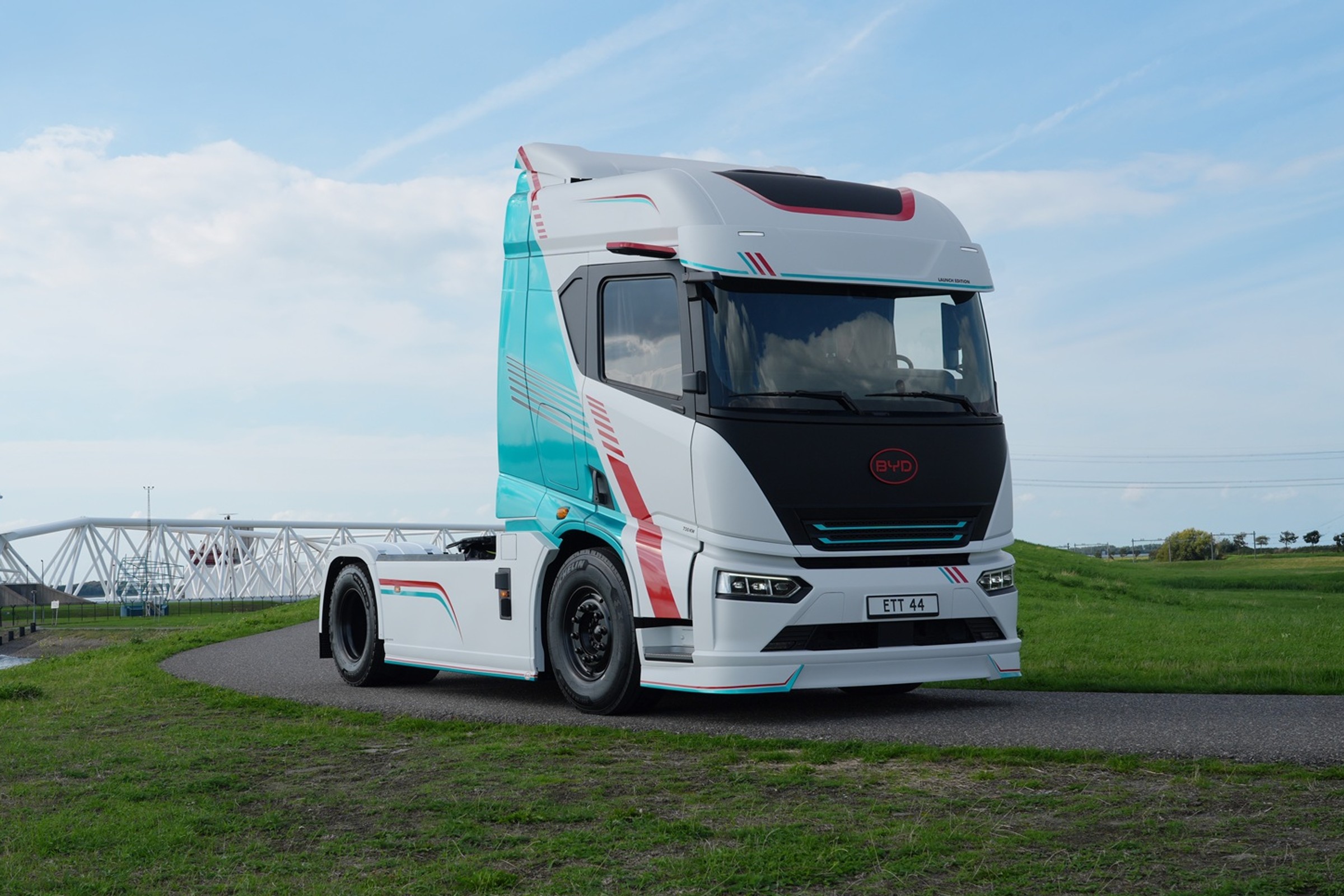 BYD pokazało Muskowi, jak się wjeżdża do Europy. BYD ETT 44 drwi z Tesli Semi