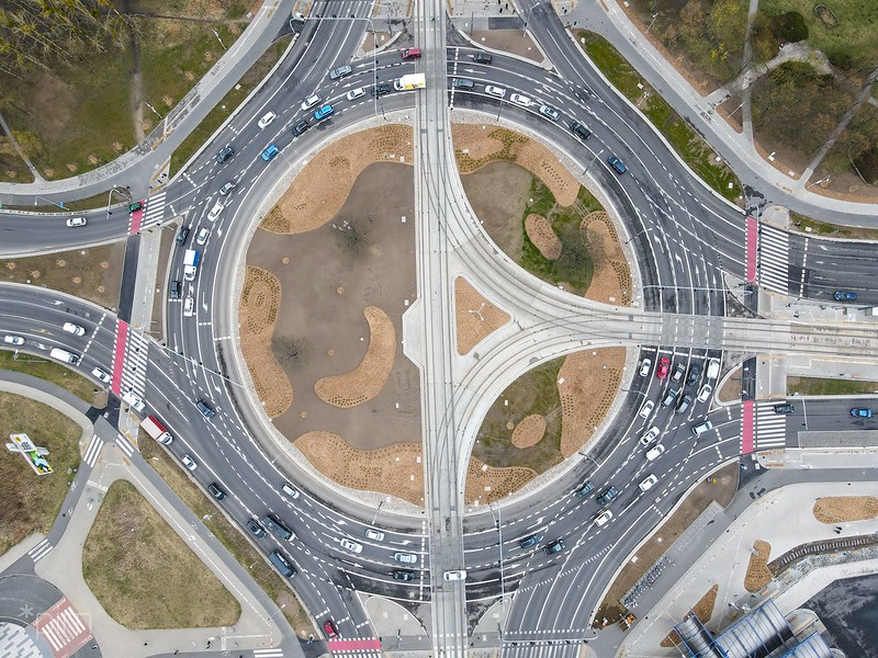 Z ronda można zjeżdżać lewym pasem, ale trzeba ustąpić pierwszeństwa tym z prawej. Wyjątkiem są ronda turbinowe, na których o tym, dokąd można jechać z konkretnego pasa, decydują wymalowane linie, strzałki i stojące przed rondami znaki pionowe