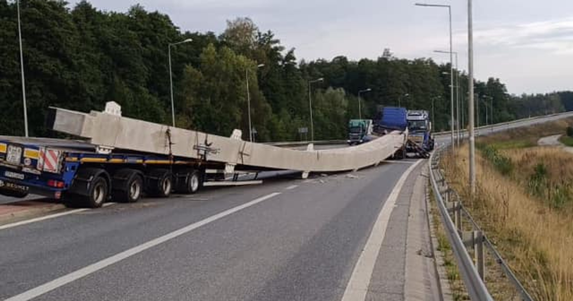 Dźwigar mostu spadł z ciężarówki na DK 50