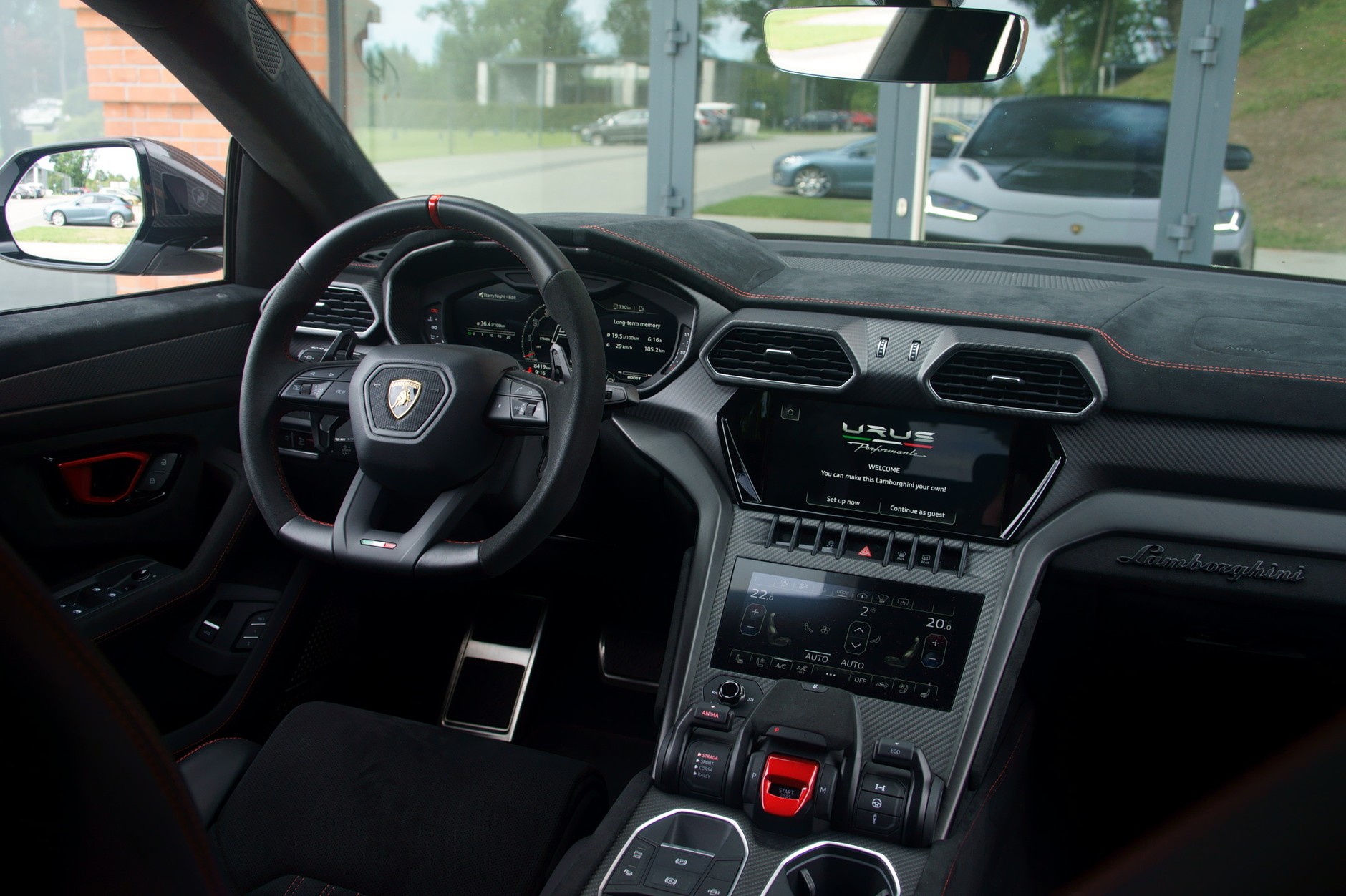 Kokpit 666-konnego SUV-a ze stajni Lamborghini