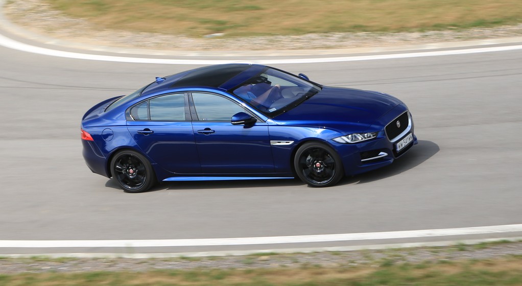 Jaguar XE 2.0 D R-Sport (1)