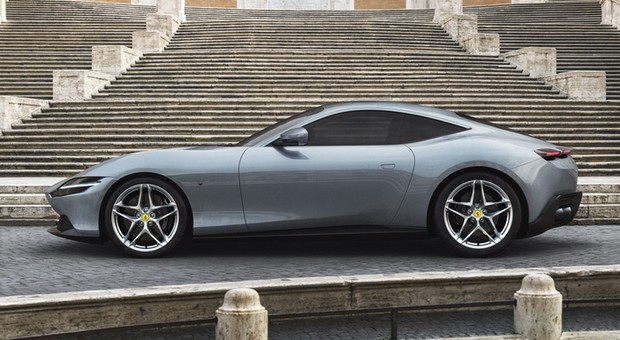 Ferrari Roma utknęło w wąskiej włoskiej uliczce [Nagranie]