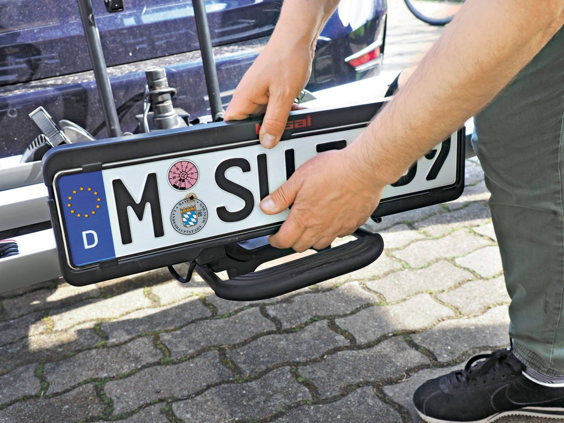 Bosal: zakładanie tablicy rejestracyjnej jest w przypadku zwycięzcy w kategorii „korzystny zakup” nieco uciążliwe, ale... przynajmniej tablica trzyma się solidnie.