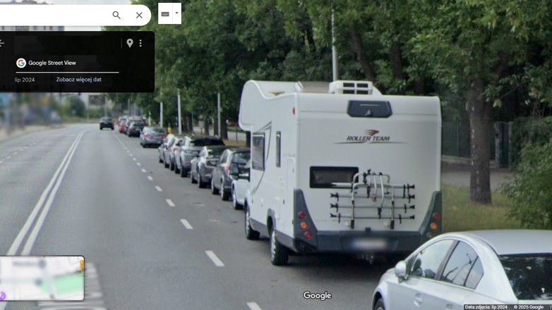 Kamper zaparkowany przy ulicy widoczny na Google StreetView