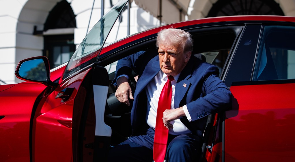 Prezydent Donald Trump reklamuje Teslę pon Białym Domem