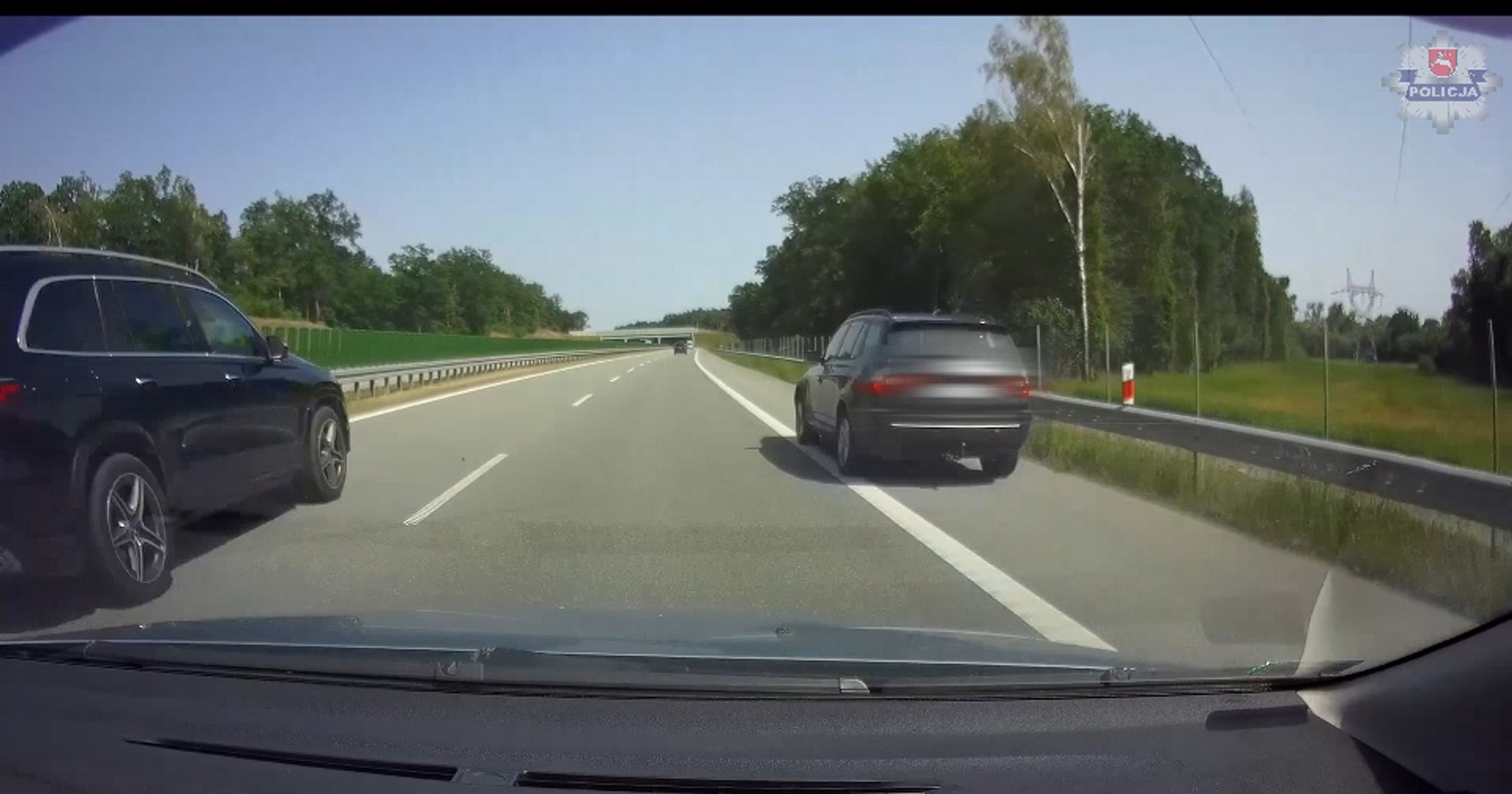 Kierowca BMW wyprzedzał pasem awaryjnym