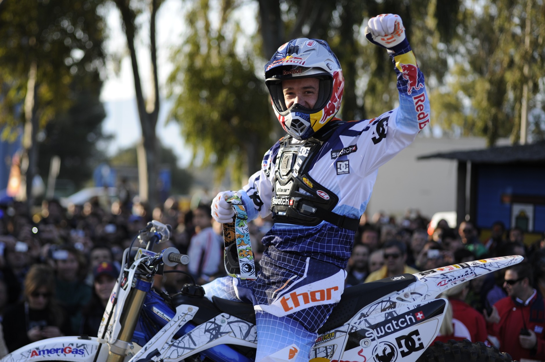 Red Bull: motocyklem przez Kanał Koryncki