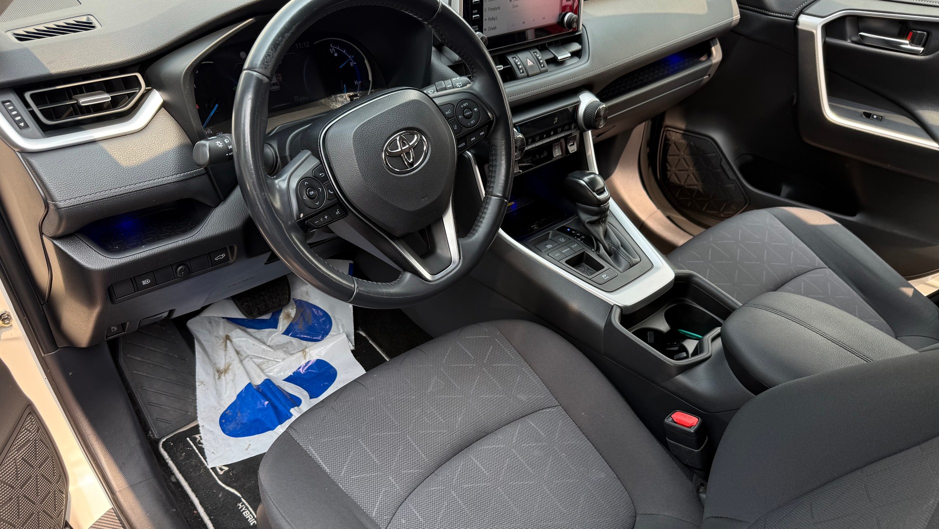 Wnętrze kilkuletniej Toyoty RAV4 w podstawowej wersji nie wygląda zbyt zachęcająco – w każdym razie w stosunku do ceny