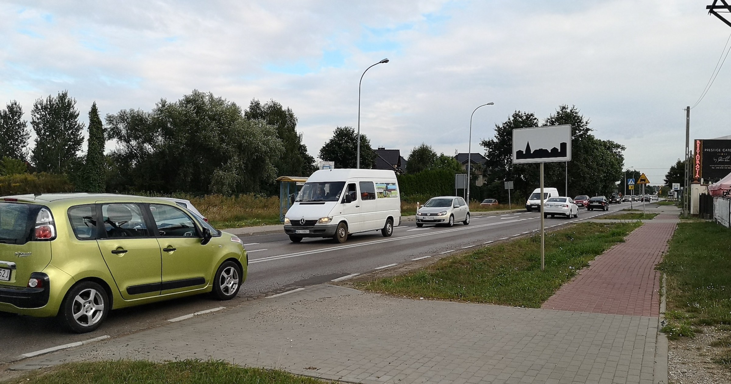 Początek obszaru zabudowanego po jednej stronie i „brak końca” po drugiej? Tak ma być – bo obszar zabudowany w tym miejscu ani się nie kończy, ani się nie zaczyna
