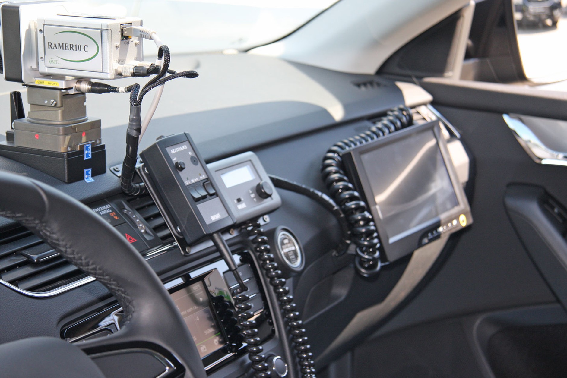 Nowe nieoznakowane radiowozy czeskiej policji