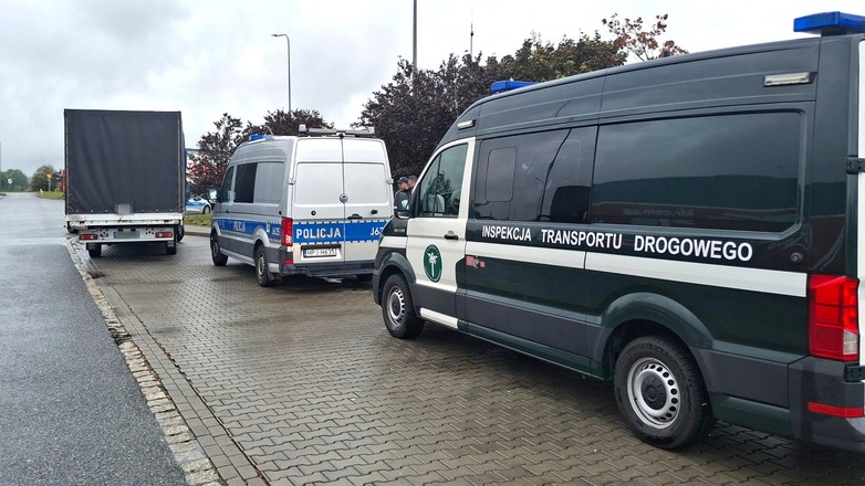 Inspektorzy ITD kontrolują zagranicznego busa