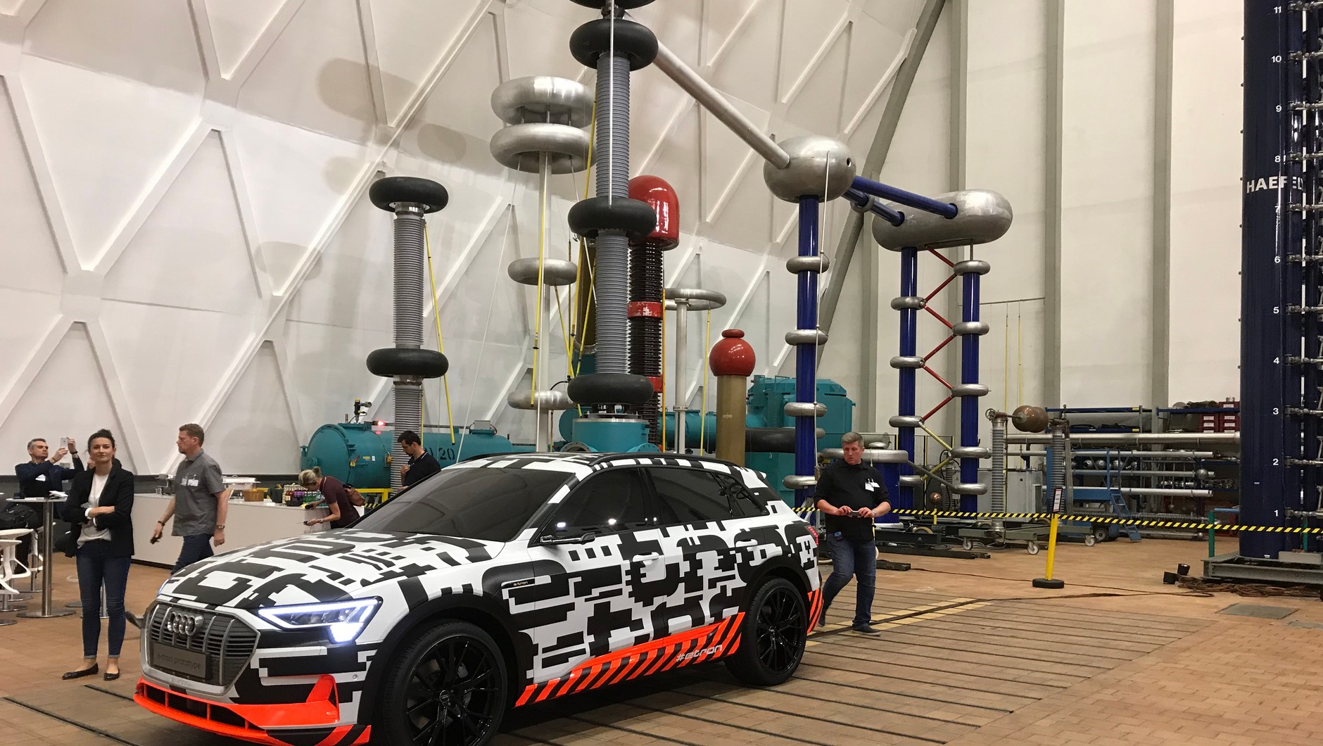 Audi e-tron. Zamówienia można już składać. Produkcja ruszy jeszcze w tym roku