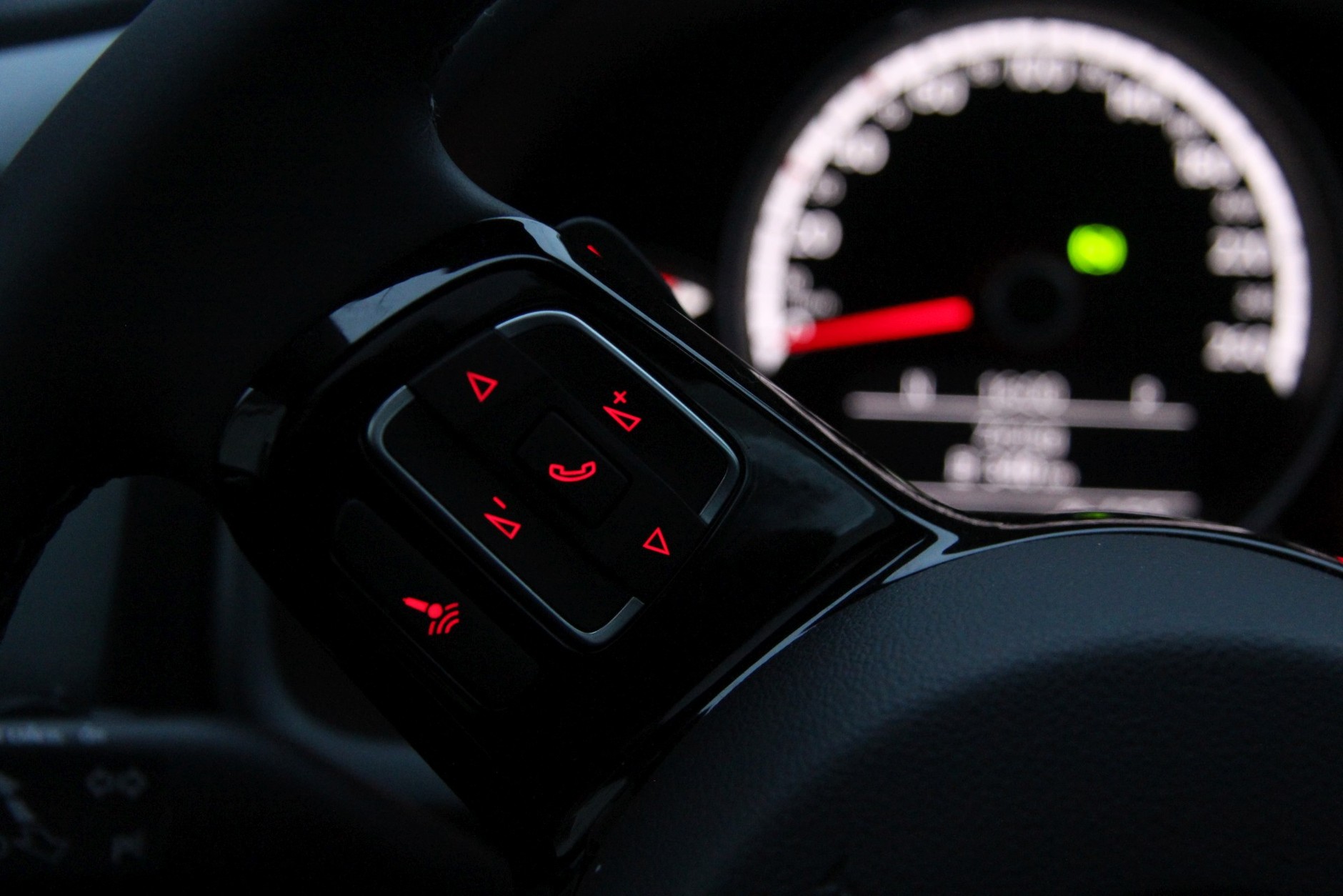 VW_Beetle_Fender_sterowanie_w_kierownicy