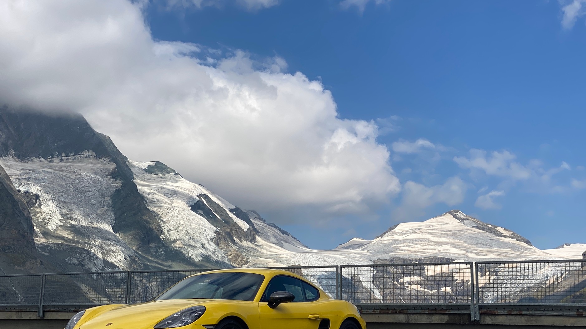 Porsche 718 Cayman T (982c, 2022 r.) – podróż w Alpy