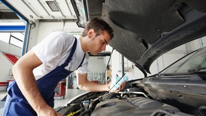 Brakuje fachowców w branży motoryzacyjnej. Najbardziej poszukiwane zawody
