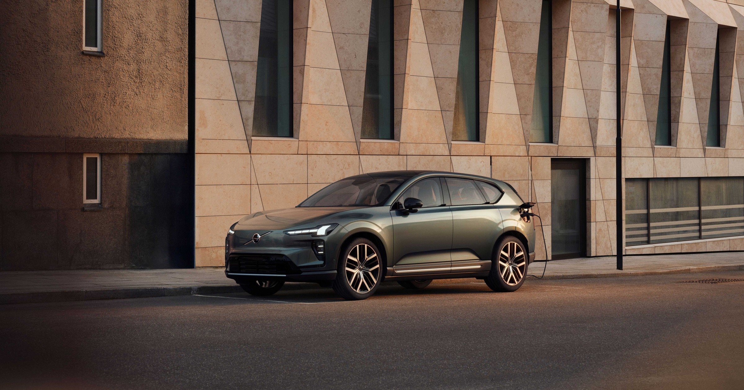 Volvo EX60 nie zastępuje modelu XC60, a uzupełnia gamę. Oba auta będą oferowane równolegle