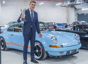 Hołowczyc na luzie. Wywiad o kolekcji aut, mandatach i elektrykach