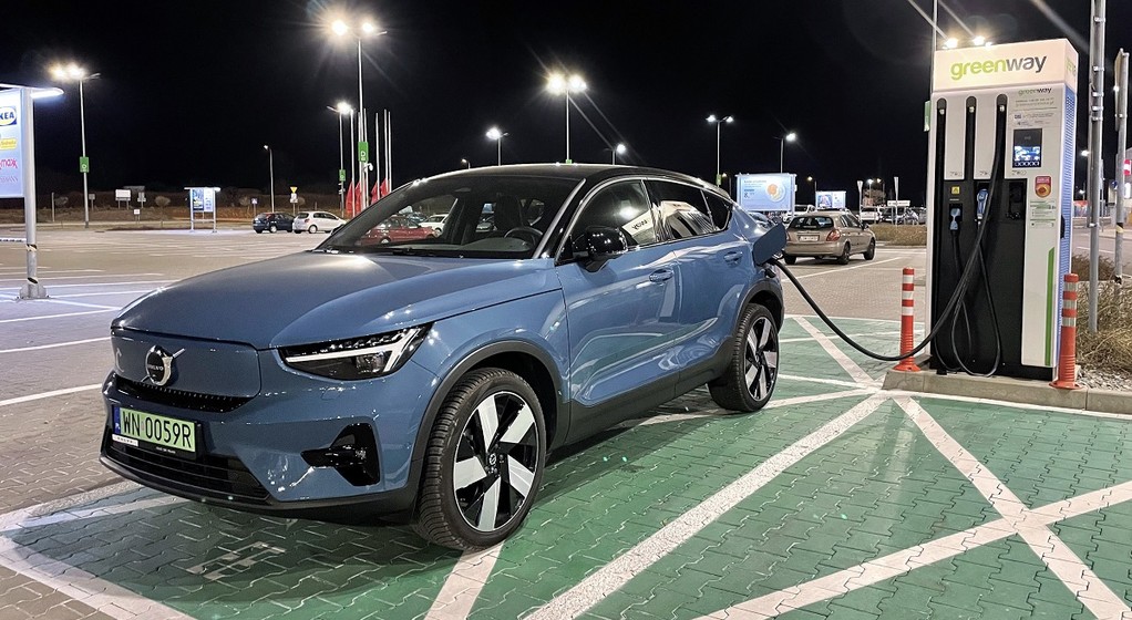 Volvo C40 Recharge, ładowanie samochodu elektrycznego, stacja ładowania, ładowarka GreenWay