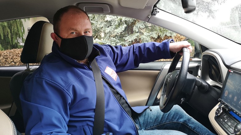 Kierowca w maseczce