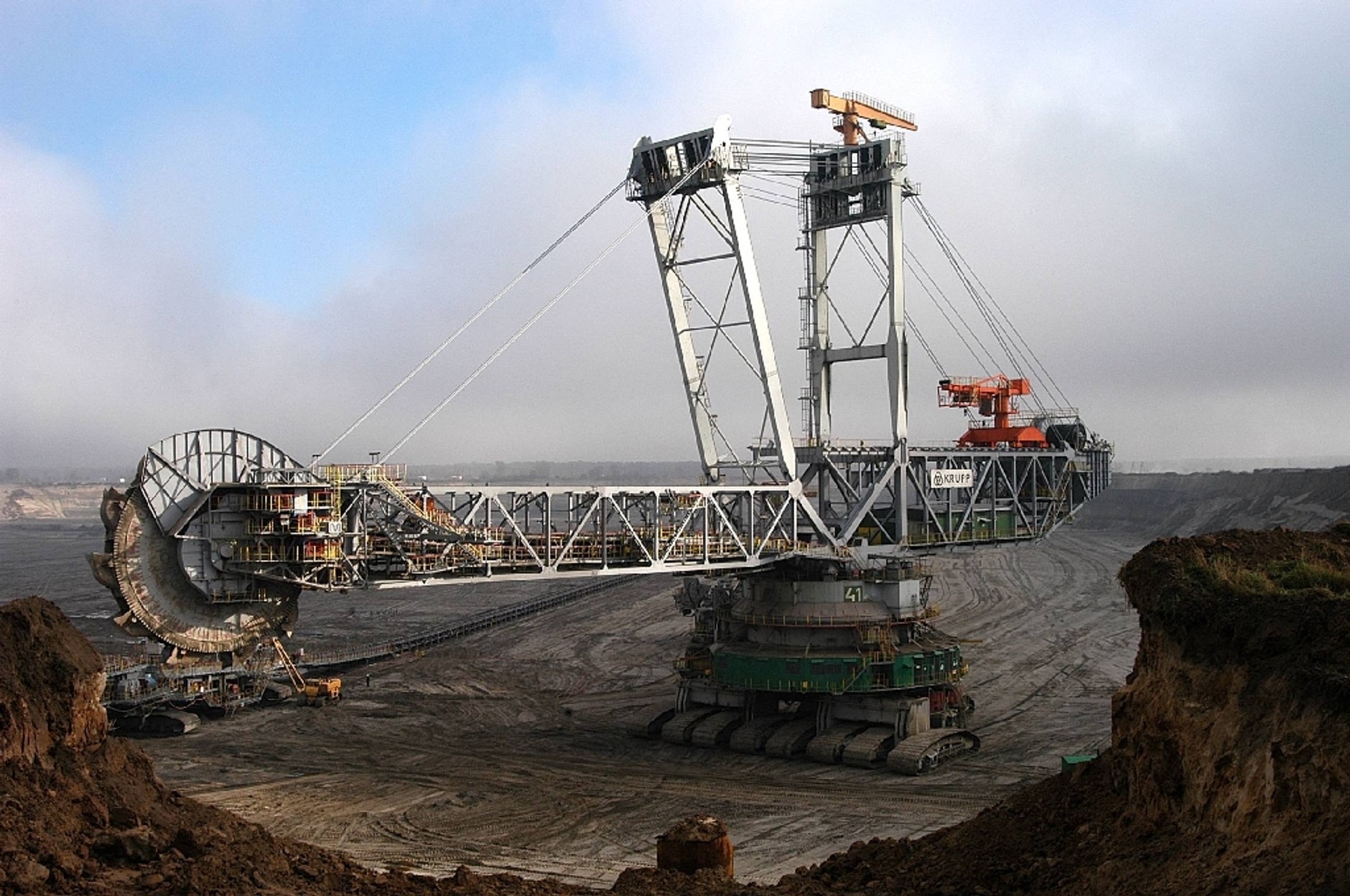 Ogromne maszyny do zadań specjalnych na polskich budowach