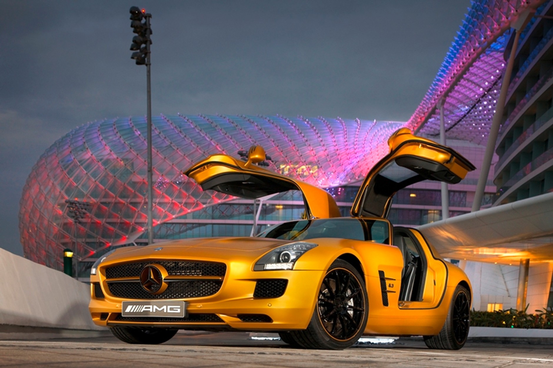 Złoty Mercedes SLS AMG
