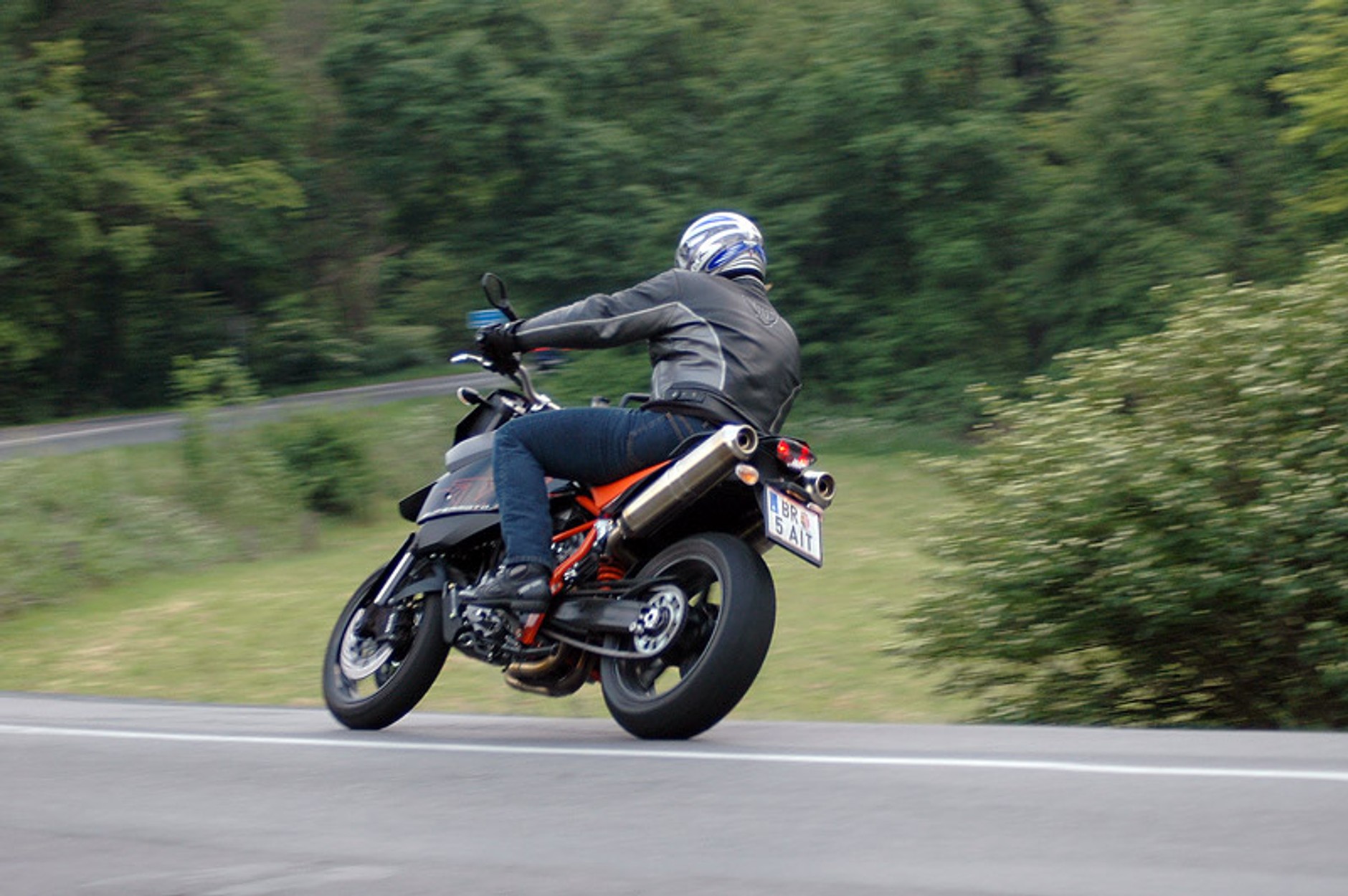 KTM 950 Supermoto R: duży dzikus (test)