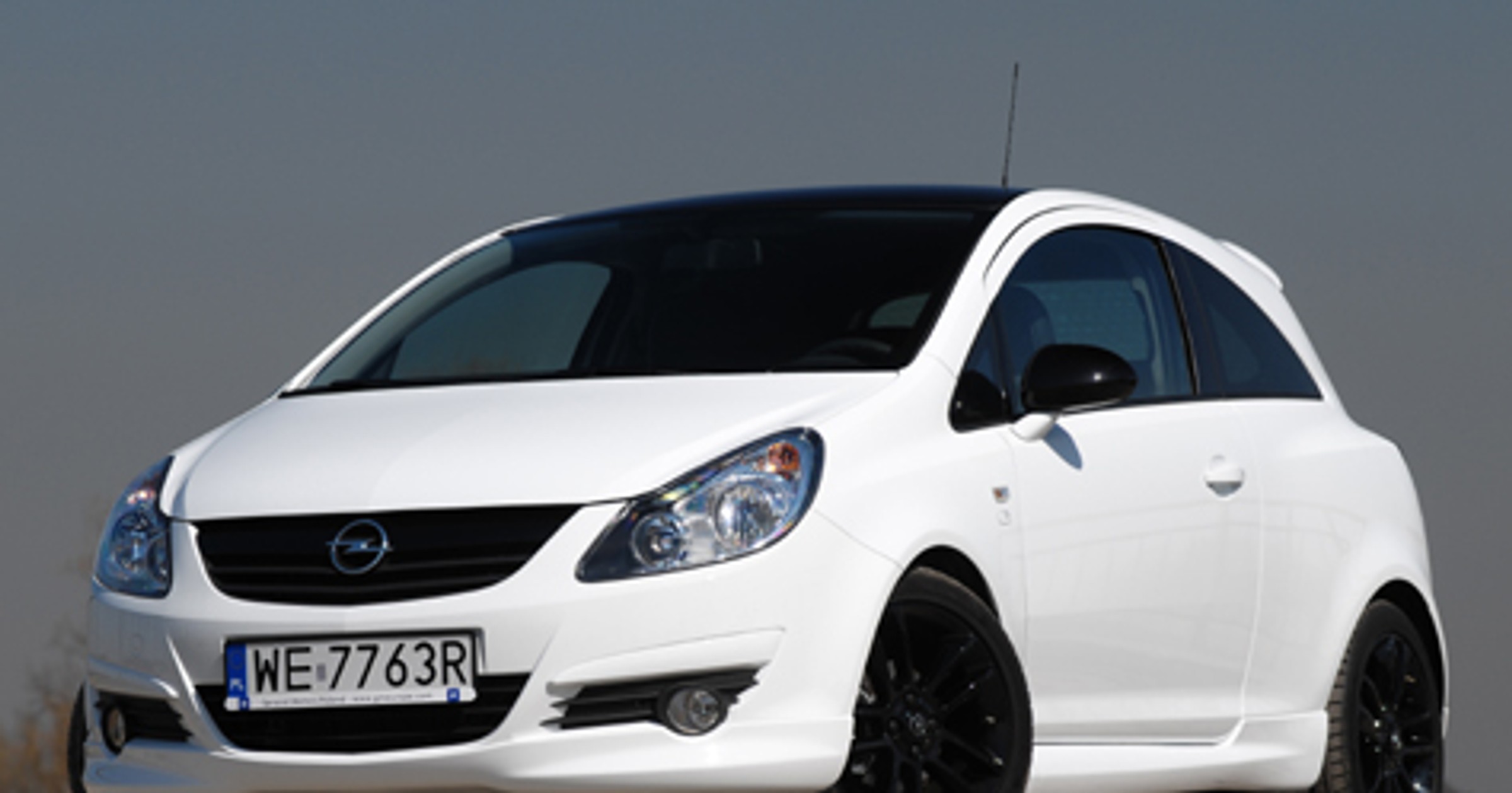 Opel Corsa 1.4 Black and White Intouch: Kontrast  emocjonalny