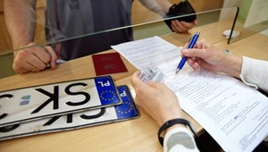 Przerejestrowanie samochodu bez zmiany tablic. Ministerstwo opublikowało projekty rozporządzeń