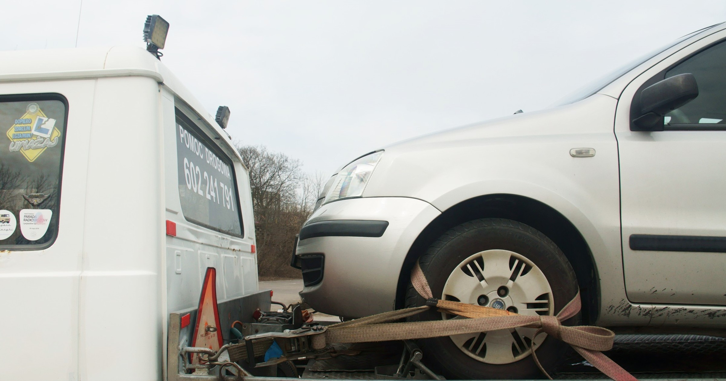 Pomoc drogowa, holowanie pojazdów, laweta, zepsuty samochód, auto na lawecie