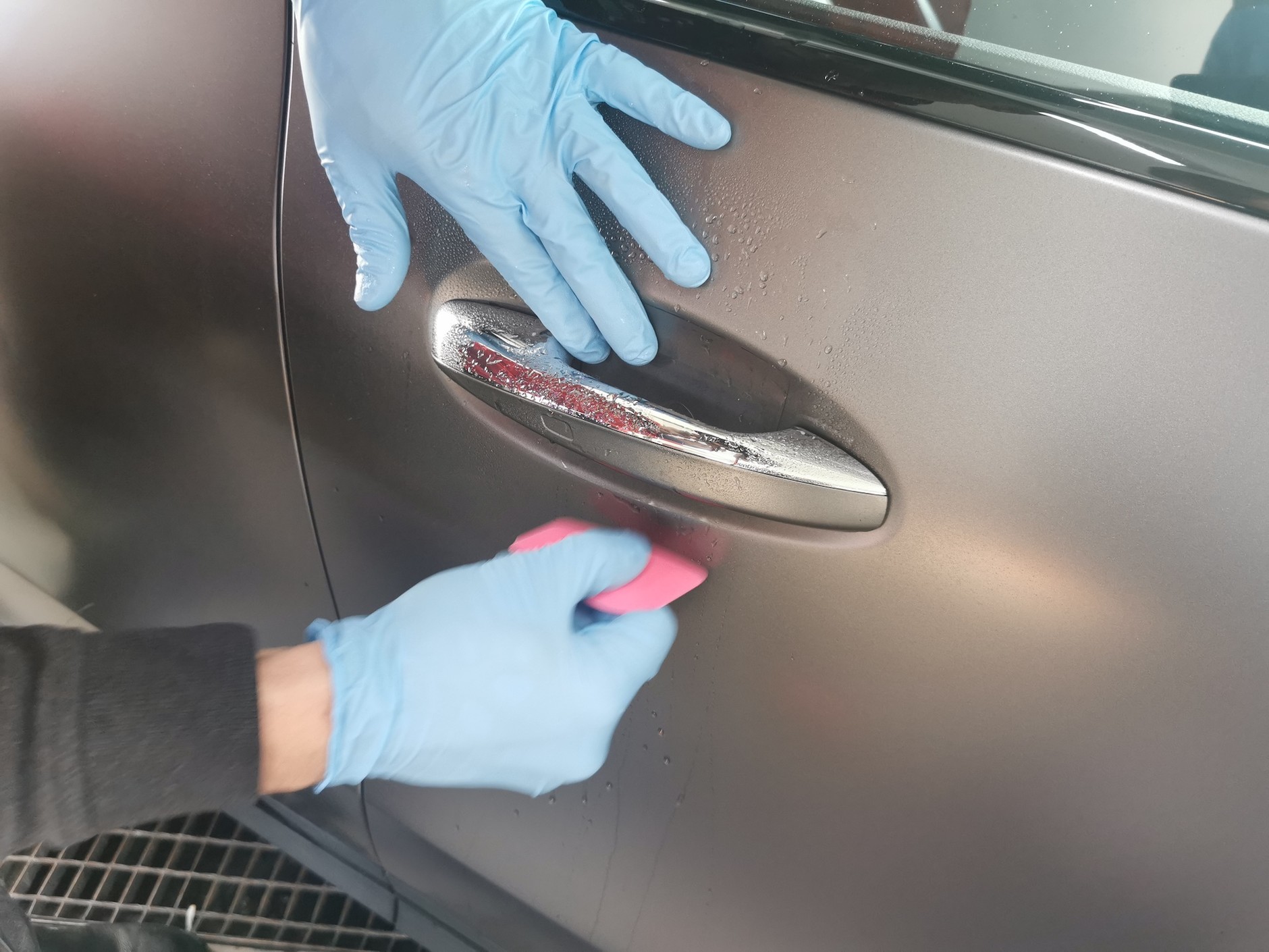 Folia PPF: jednym z miejsc, które warto zabezpieczyć, są powierzchnie lakierowane pod klamkami