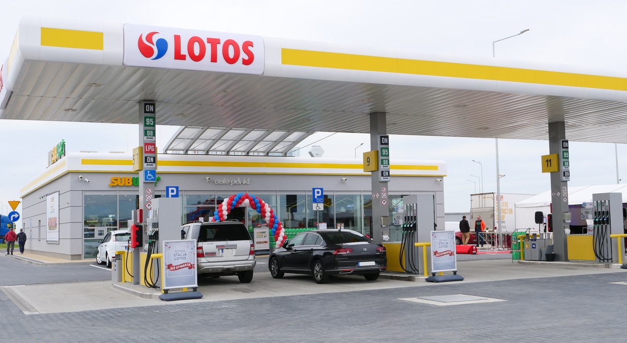 Stacje Lotosu znikną z polskich dróg. Orlen podpisał umowę z węgierską grupą MOL