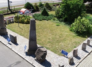 Walec konny, zbiór kamieni milowych, drogowskazy kamienne — drogowcy stworzyli wyjątkowe miejsce
