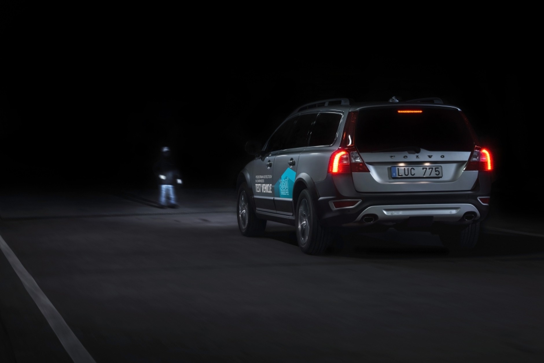 Volvo stworzyło system automatycznego wykrywania pieszych i awaryjnego hamowania, by uniknąć potrącenia.