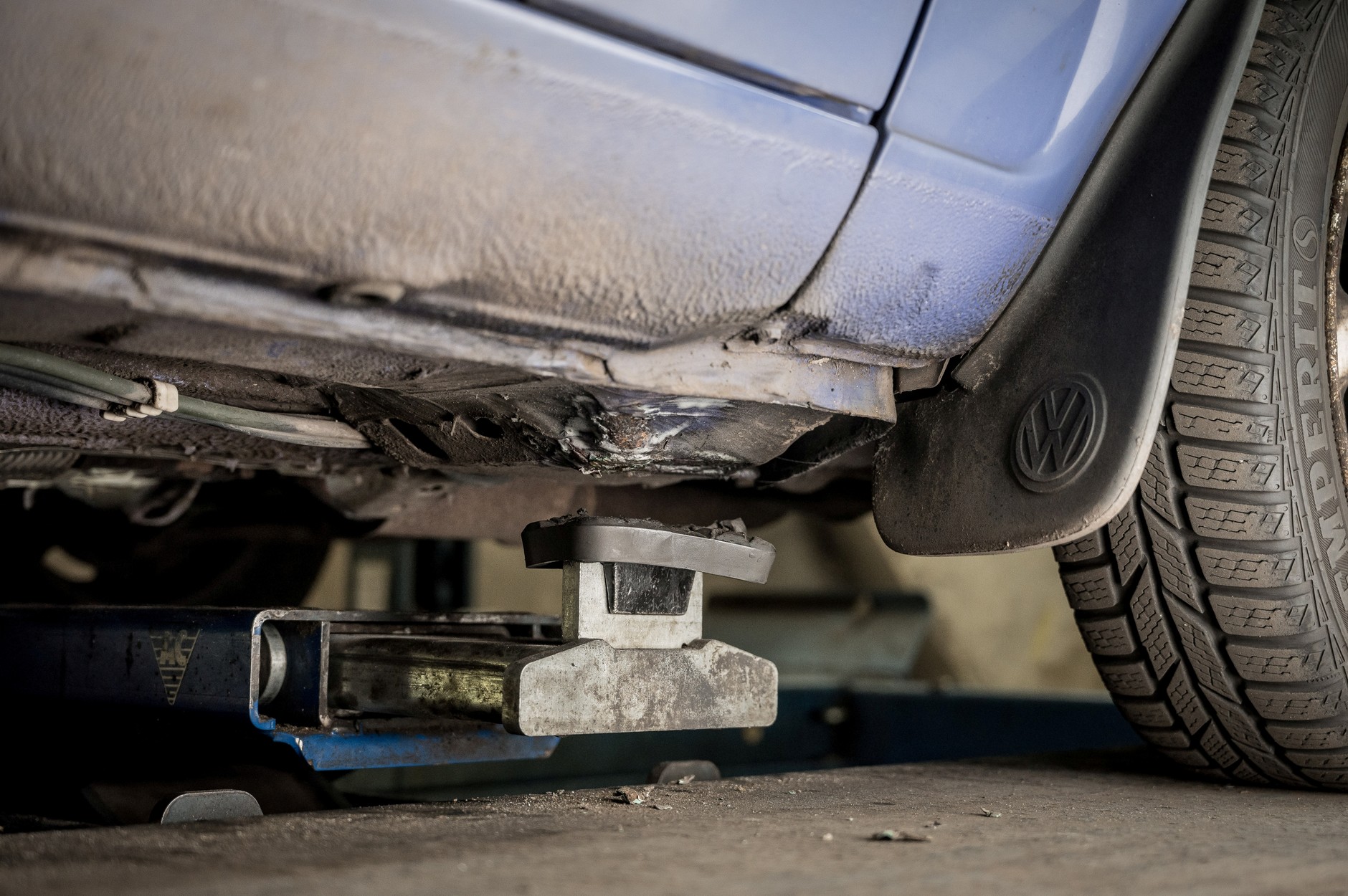 Wystarczy o kilka centymetrów pomylić się przy podstawianiu podnośnika, żeby.... blacharz miał co robić.