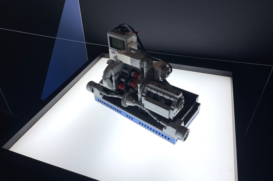 Wykonany z klocków Lego model kłowej skrzyni biegów Renault
