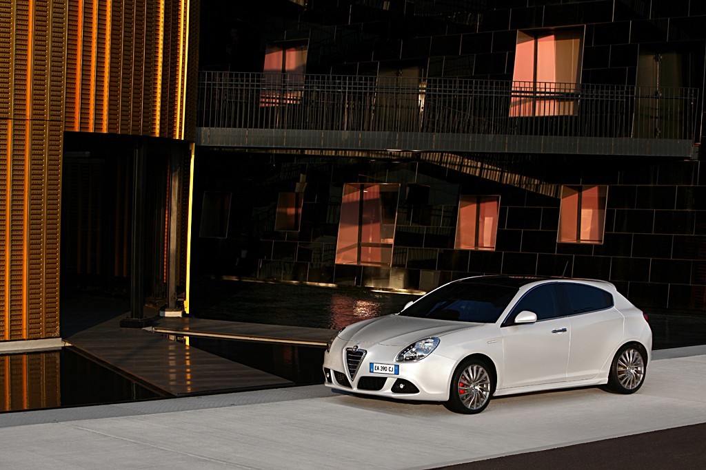 Alfa Romeo Giulietta: wnętrze i nowe zdjęcia